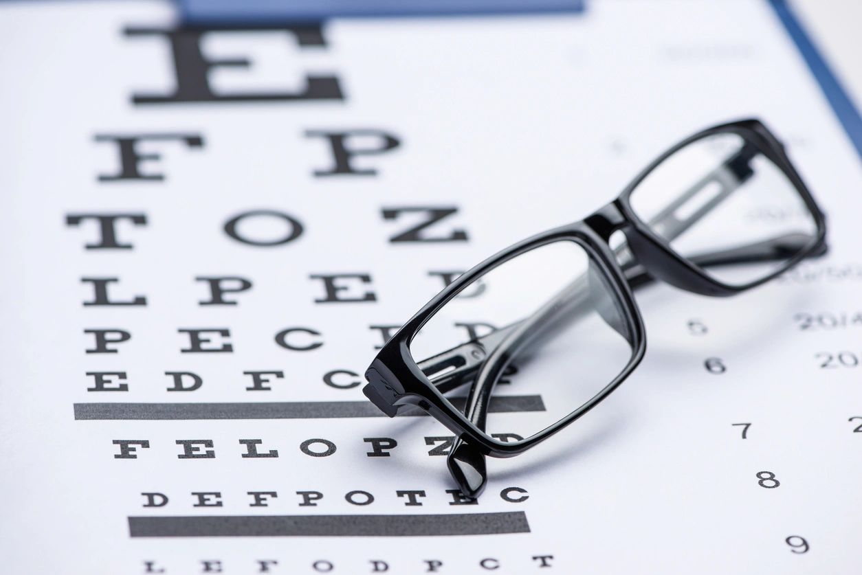 Snellen eye chart and glasses