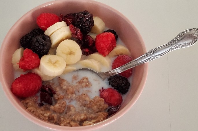 Oat cereal with fresh berries and banana